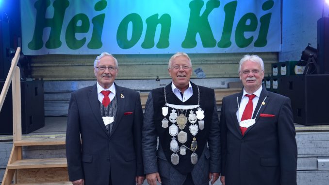 König Gerd Stexkes mit seinen Ministern