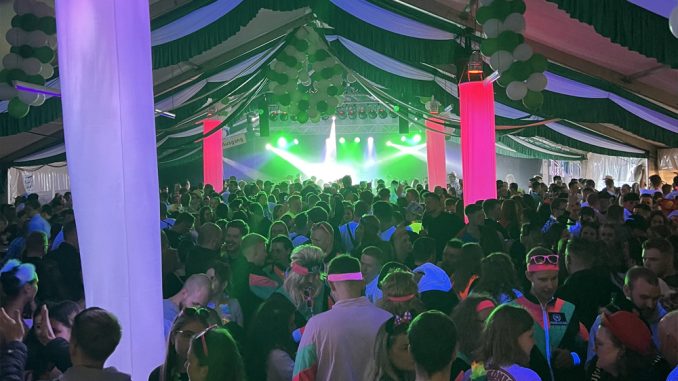 Stimmung Mallorca-Party im Festzelt in Wegberg-Gerichhausen